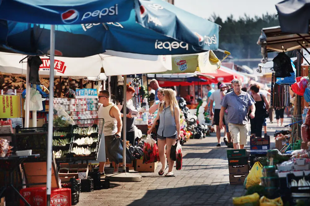 Marktstände auf dem Polenmarkt Hohenwutzen mit einer Vielzahl an Waren und Besuchern beim Einkaufen.