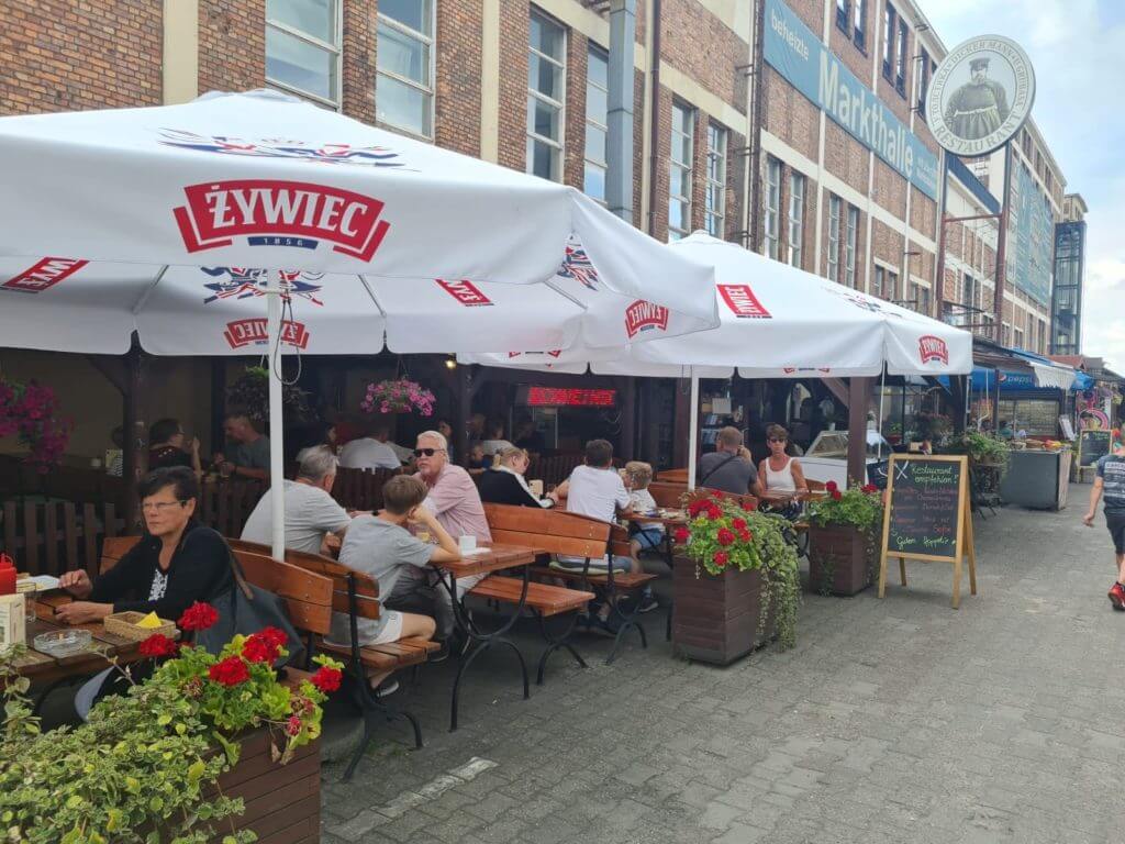 Gemütliches Restaurant am Polenmarkt Hohenwutzen mit Gästen, die preiswerte und leckere Gerichte genießen.