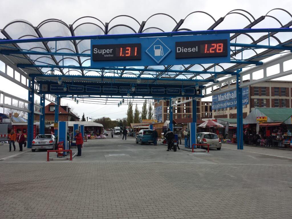 Tankstelle am Polenmarkt Hohenwutzen mit Autos, die günstig Kraftstoff tanken.